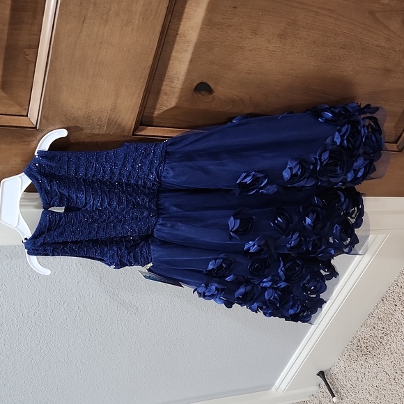 Girls dress - Picture 3 of 4